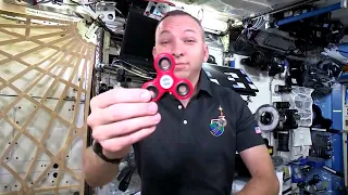 Des Astronautes Jouent Avec un Hand Spinner Dans L'espace