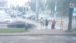 Rozpędzone BMW wjeżdża w matkę z dzieckiem