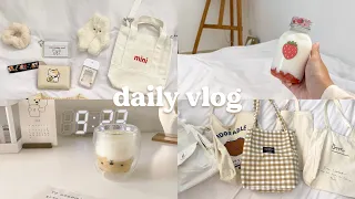 vlog 🍌🍓making strawberry and banana milk, studying at the library, finals week ♡