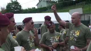Paracadutisti della Folgore in congedo intonano "Ti ricordi la sera dei baci"