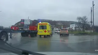 Молодой сахалинец пострадал при столкновении самосвала и большегруза в Корсакове