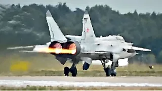 MiG-31 Gave fire. Takeoff with afterburner. Stainless steel plane.