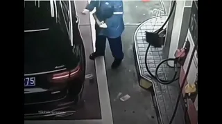 Scumbag Throws Money on the Ground to Disrespect Gas Station Attendant