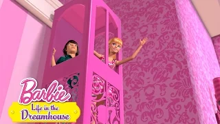 Presos no elevador  | BARBIE LIFE IN THE DREAMHOUSE | Desenho da Barbie Em Português