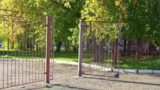 Забор возле школы № 164 в городе Зеленогорске Красноярского края. Осенний день, школьная пора, 4K