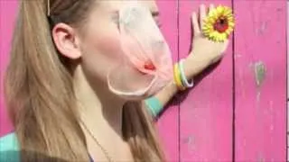 Как надуть пузырь из жвачки - самый большой пузырь в мире! (How to Blow a Bubble With Gum)