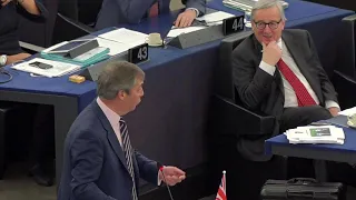 Brexit, Farage provoca l'Europarlamento:"Volete davvero che io torni qui?".E fa ridere anche Juncker