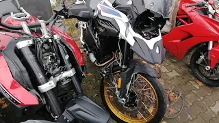 Motocykle Delikatnie lub Ciut Mocniej Uszkodzone ns Niemieckim placu