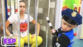 Vlad y Mama pretenden jugar en el centro de juegos para niños