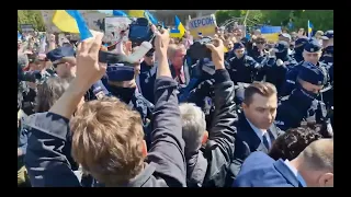 Опубликовано полное видео того, как российского посла обливали краской в Польше украинские активисты