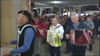 Fecho da feira dos Santos em Chaves com animação do grupo concertinas do monumento!