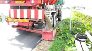 TRUCK LÆGGER GRUS PÅ HOVEDVEJ A8 AUG.2010