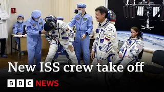 Soyuz rocket launches to take astronauts to International Space Station - BBC News