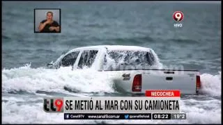 Se metió al mar con su camioneta