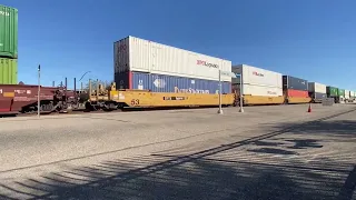 Zwei lange US Güterzüge fahren durch Tuscon.  (2 American Freight Trains)