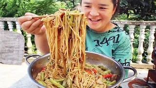 Aduo cooked the noodles with beans and pork, and she gorged them with the basin directly