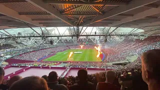 West Ham fans singing I'm Forever Blowing Bubbles🫧 at the London stadium in the best atmosphere⚒️