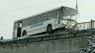 В Днепропетровске автобус с людьми едва не упал с моста в реку