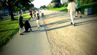 Идиот гоняет пешеходов с велодорожек
