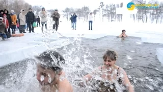 Як у Золочеві на Водохреща купалися у крижаній воді