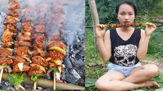 Survival Life- Beautiful Girl Grilled  Pork very Delicious In Forest