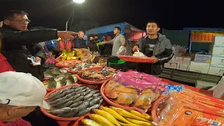 Taiwan Seafood Auction - This Guy Is Super Good At Selling Fish !