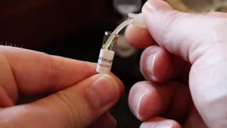 How to easily open Artisanal Oud Oil sample vials