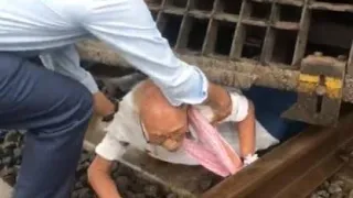 VIDEO Viral  Mumbai: Railway staff saves senior citizen in nick of time at Kalyan station {Watch}