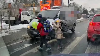 Dzieci oszukały przeznaczenie na przejściu dla pieszych