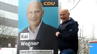 Berlin Wahl Wahlplakate 2 Januar 2023 Kai Wegner - CDU Spitzenkandidat beim Plakatieren