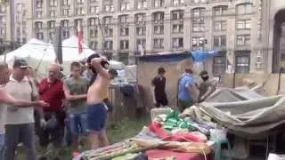 Сбылась мечта Януковича!На Майдане разбирают баррикады и сносят палатки.