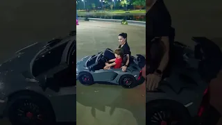 Leonardo levando a mamãe para dar uma volta na sua Lamborghini Aventador SV 24v 200W #carroelétrico