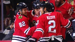 Jonathan Toews knocks home Vinnie Hinostroza's cross ice pass