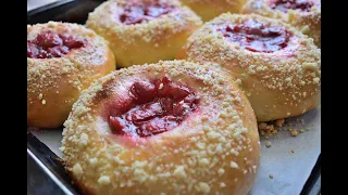 Пуховые БУЛОЧКИ с вишней и хрустящим штрейзелем || Buttersoft BUNS with cherry filling