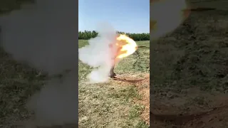 Ukrainian! combatant firing a Polish RPG-76 Komar recoilless light anti-tank weapon #shorts