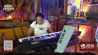 Raquel dos Teclados tocando Tortura de Amor durante a live junto com Zezo Potiguar