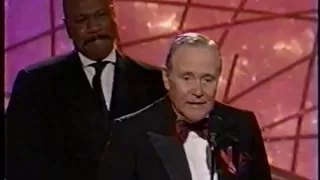 Ving Rhames gives his Golden Globe to Jack Lemmon (1998)