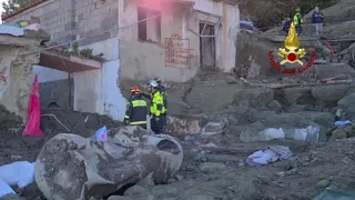 Frana Ischia, i Vigili del Fuoco setacciano le abitazioni per cercare i dispersi