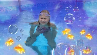 Алиса научилась плавать под водой!