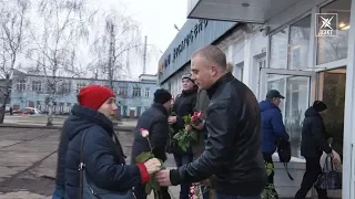 Цветы на проходной. Поздравление женщин сотрудниками ВМУ