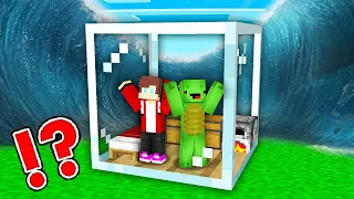 EPIC TSUNAMI vs. Mikey & JJ Doomsday GLASS Bunker - Minecraft (Maizen)