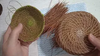 Начало кругового плетения из кедровых иголок.
