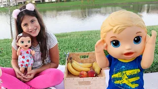 Maria Clara has a picnic with her Baby Alive and the hungry Twins and wins a mystery box!