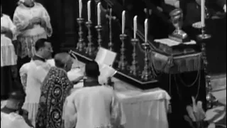 Paul VI attends Tridentine Mass during Second Vatican Council with the relic of St. Andrew's head