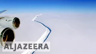 Antarctica : Massive iceberg breaks off ice shelf