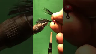 Tying videos for Beginners - video #5 - How to use Hackle feathers