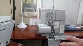 Cómo desacoplar la cuchilla superior móvil de la overlock Singer 14HD854