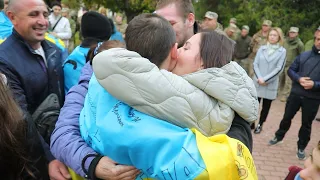 Звільнені з полону військові повернулися додому