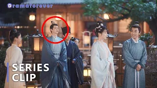 Seeing Li Wei chatting happily with another man, Yin Zheng was so jealous that his face was deformed