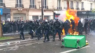 В Париже протестующие подожгли полицейского